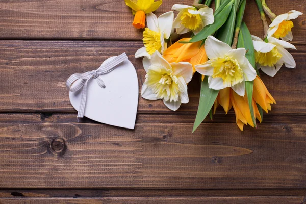 Daffodils and tulips and decorative heart — Stockfoto