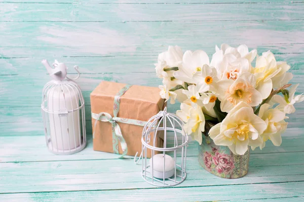 Festive present box, flowers and candles — Zdjęcie stockowe