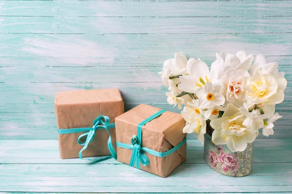 Cajas de regalo festivo y flores — Foto de Stock