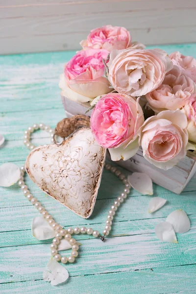 Pink roses  with decorative heart and pearls — Stock fotografie