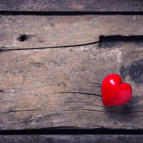 Κόκκινη καρδιά σε ξύλινο φόντο. — Φωτογραφία Αρχείου