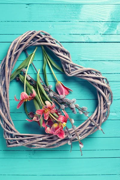Tulipany i ozdobny serce — Zdjęcie stockowe