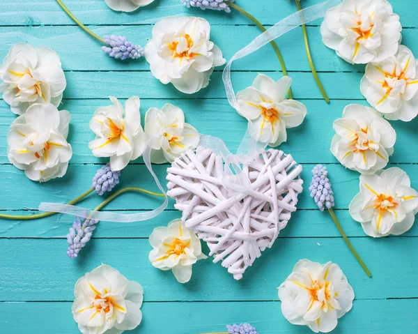 Corazón decorativo blanco y flores — Foto de Stock