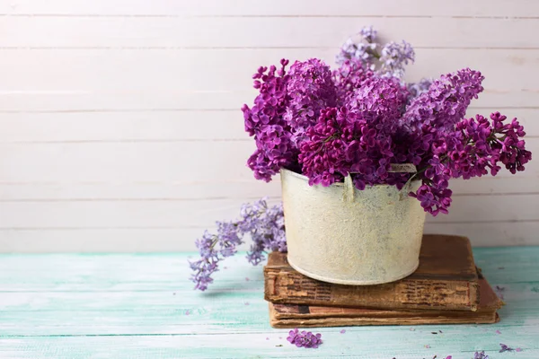 Hintergrund mit frischen Fliederblüten — Stockfoto