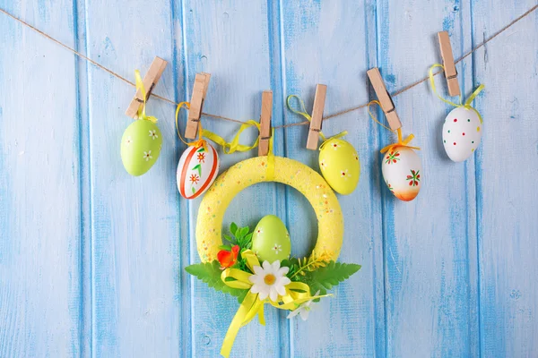 Barevné Velikonoce vejce na laně — Stock fotografie
