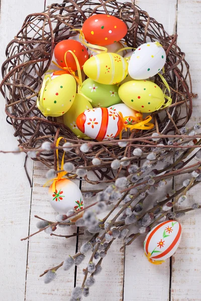 Velikonoční vajíčka a vrbové větve — Stock fotografie