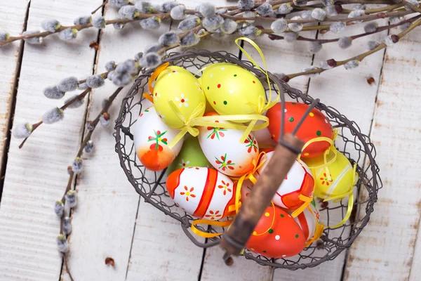 Huevos de Pascua y ramas de sauce —  Fotos de Stock