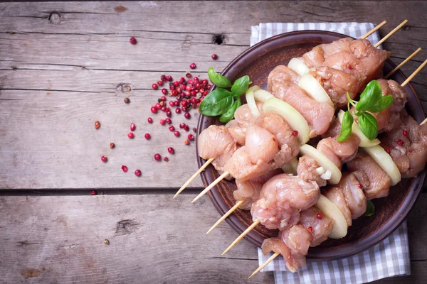 Fazendo kebab de frango — Fotografia de Stock