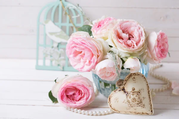 Sfondo con rose rosa fiori — Foto Stock