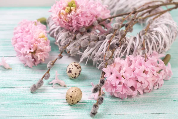 Quail eggs, willow  branches and  pink hyacinths — Stock fotografie