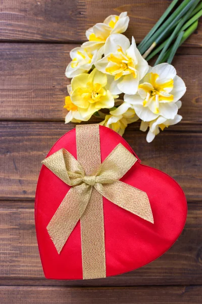 Pudełko na świąteczny prezent i kwiaty — Zdjęcie stockowe