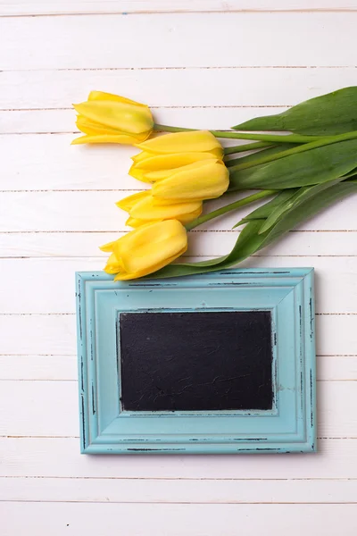 Fleurs de tulipes jaunes fraîches et tableau noir — Photo