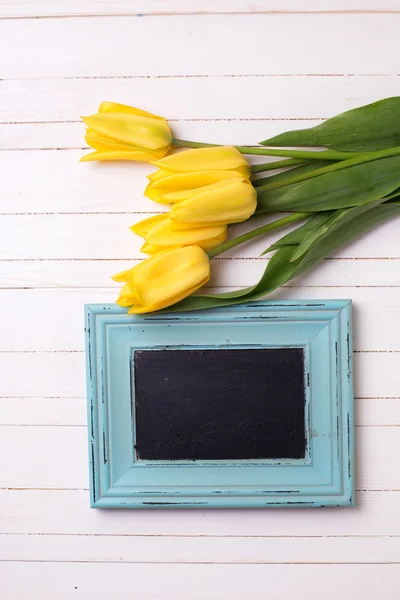 Fiori di tulipani gialli freschi e lavagna — Foto Stock