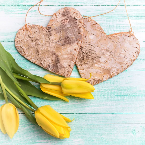 Frühlingsblumen und dekorative Herzen — Stockfoto