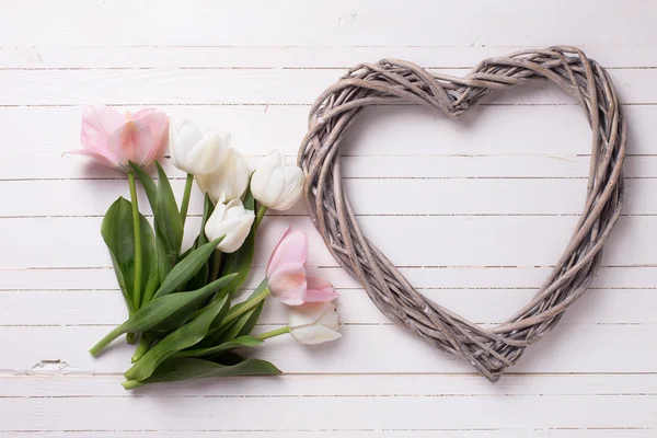 Tulpaner blommor och dekorativa hjärta — Stockfoto