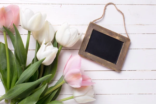 White and pink flowers and empty blackboard — Stockfoto