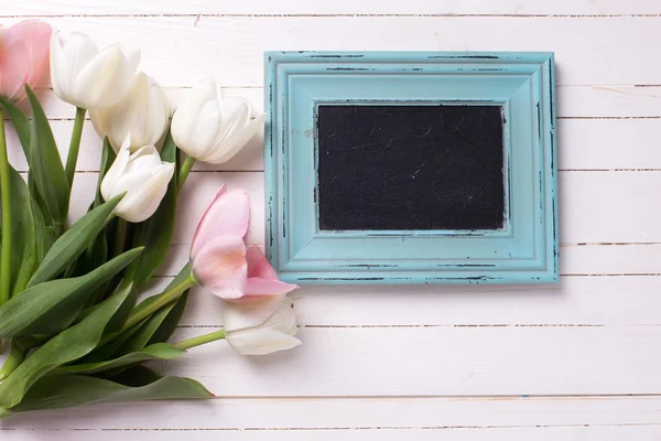 White and pink flowers and empty blackboard — Stock Photo, Image