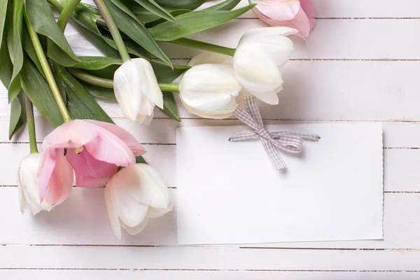 White and pink flowers and empty tag — ストック写真