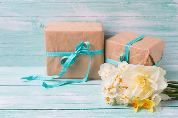 Festive present boxes  and flowers — 图库照片