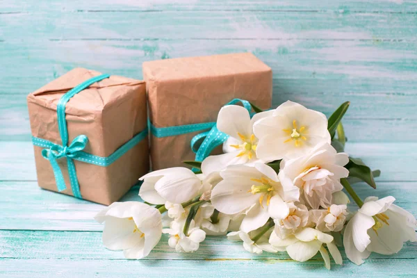 Narcisos flores y cajas — Foto de Stock