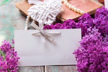 Kartpostal Lila çiçek ve boş etiket