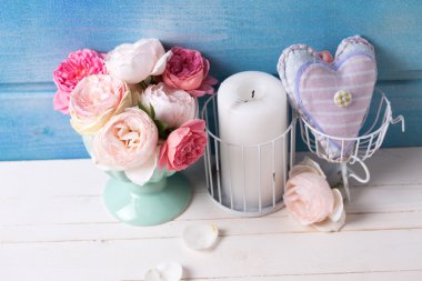 Turkuaz vazoda pastel gül