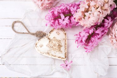 Pembe sümbül çiçek ve dekoratif kalp