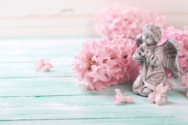 Kartpostal ile taze çiçekler sümbül