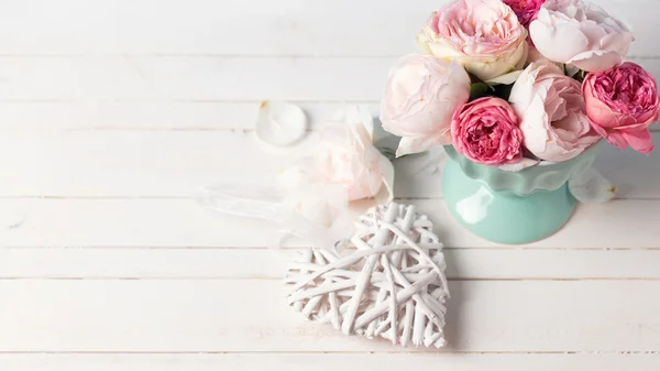 Pastel roses in vase  and decorative heart — Stock fotografie