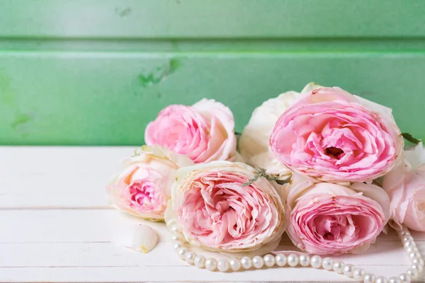 Flores de rosas com pérolas — Fotografia de Stock