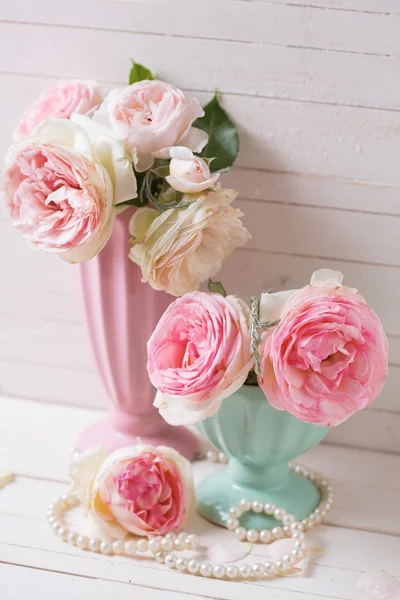 Roses flowers in vases — Stock Photo, Image
