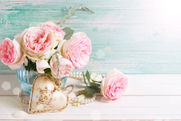 Pink roses flowers  in vase — Stok fotoğraf