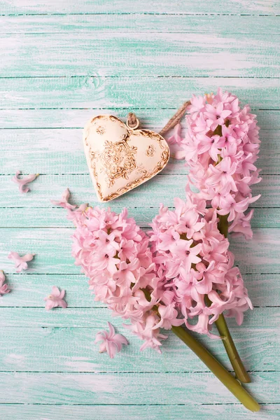 Blommor hyacinter och dekorativt hjärta — Stockfoto