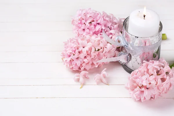 White candle and fresh hyacinths flowers — Stock Photo, Image