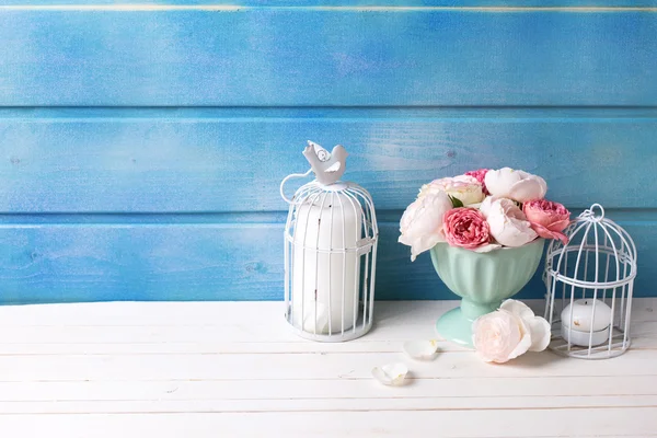 Pastel rozen en kaarsen — Stockfoto