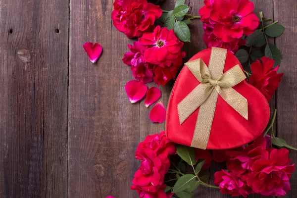 Coffret cadeau rouge et roses rouges — Photo