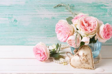 Arka plan ile tatlı pembe güller