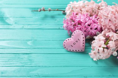 kalp ve pembe sümbül