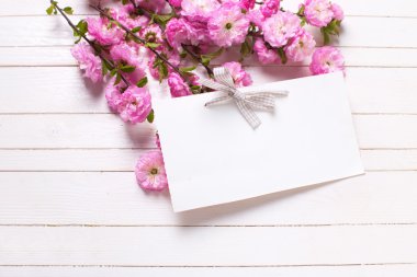 Kartpostal ile boş etiket