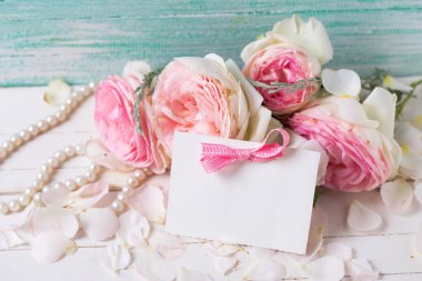 Pembe Gül, inci ve boş etiket