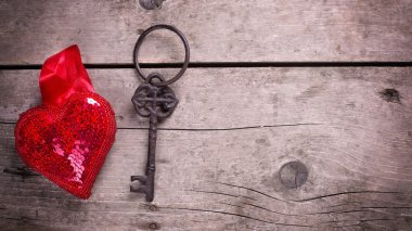 Dekoratif kalp ve vintage anahtar