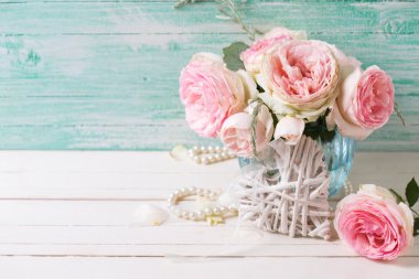 Arka plan ile tatlı pembe güller