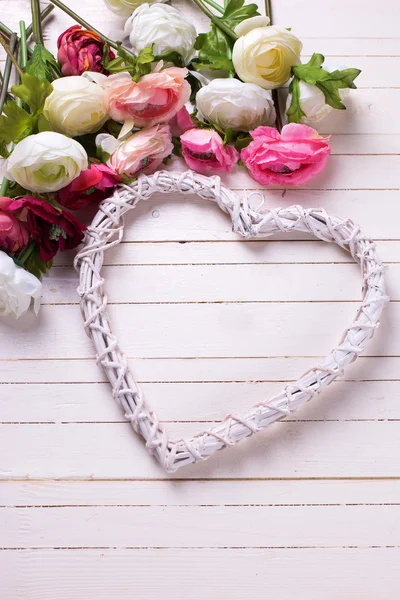 Pembe renk ve beyaz dekoratif kalp — Stok fotoğraf