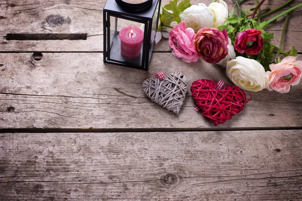 Blumen in rosa Farben und Kerzen — Stockfoto