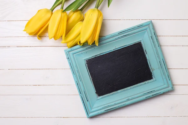 Yellow tulips and  empty blackboard — Stock Photo, Image