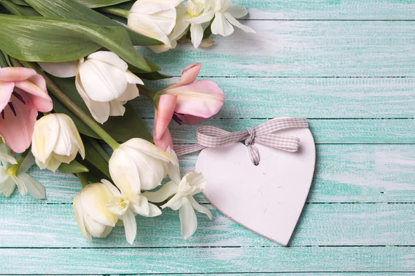 Ansichtkaart met roze en witte tulpen — Stockfoto