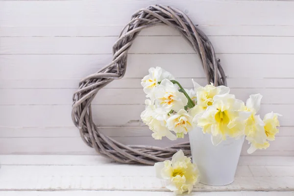 Gele narcissen en decoratief hart — Stockfoto