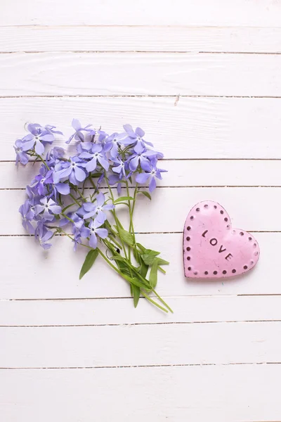 Flores azuis e coração decorativo — Fotografia de Stock