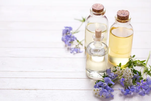 Flessen met essentiële aroma oliën — Stockfoto