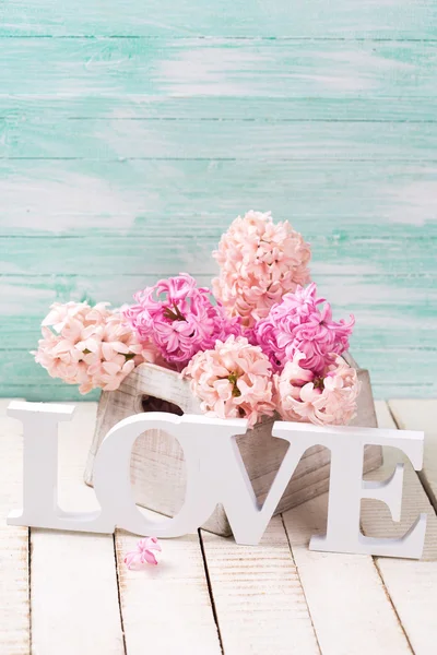 Λέξη αγάπη και ροζ λουλούδια — Φωτογραφία Αρχείου